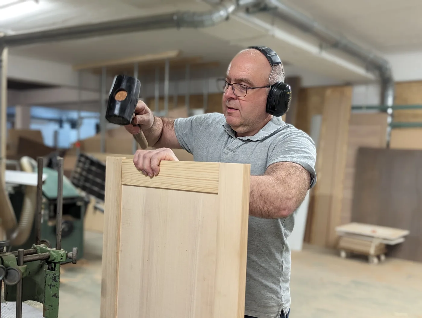 Gilles Koerber qui fabrique une porte de meuble